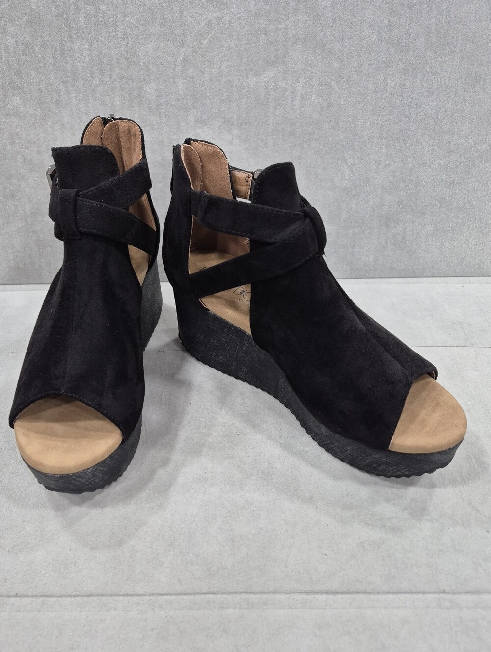 Boutique by Corkys Felton platform wedge women's 7 black  faux suede zipper back